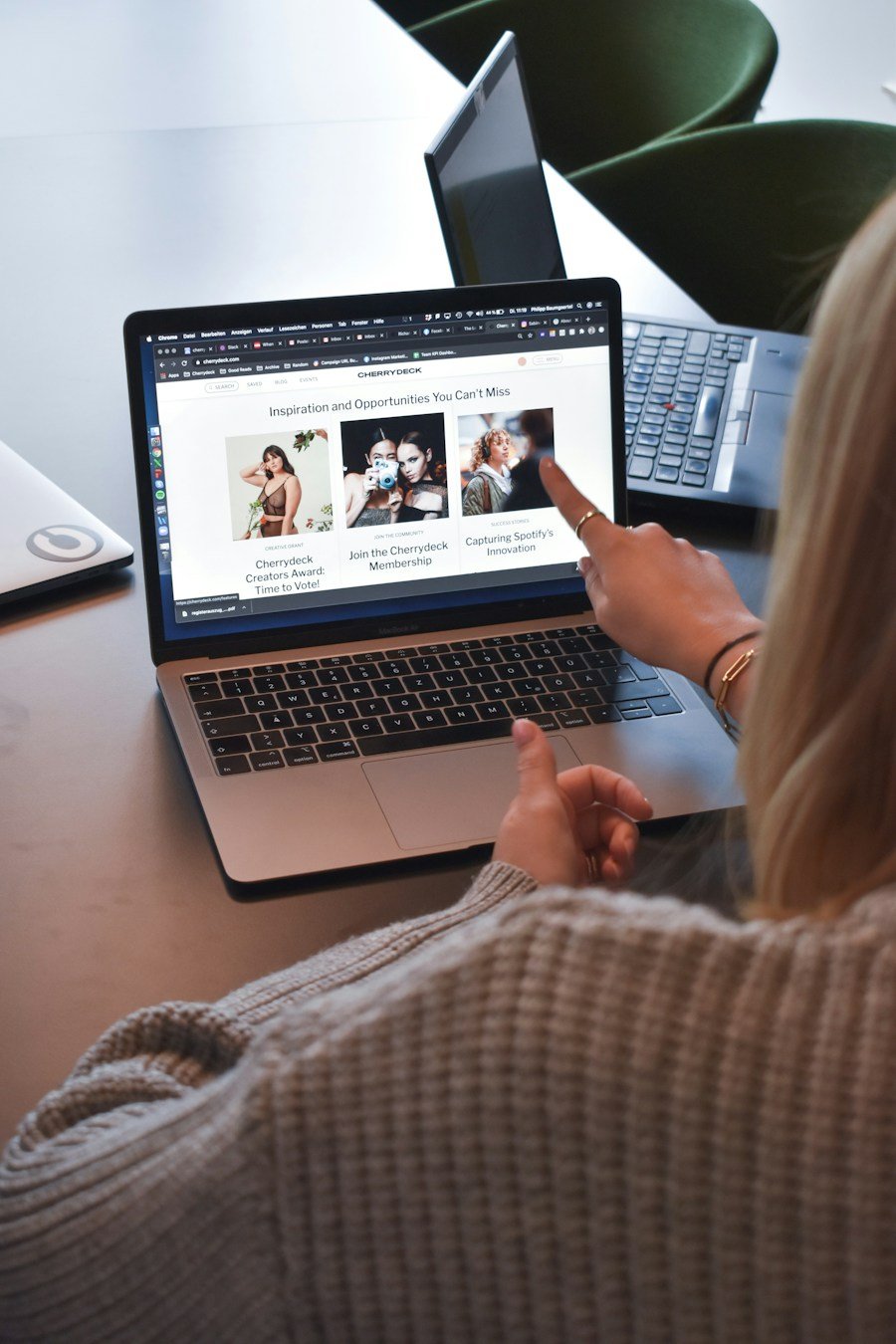 Person arbeitet am Laptop an einer Website