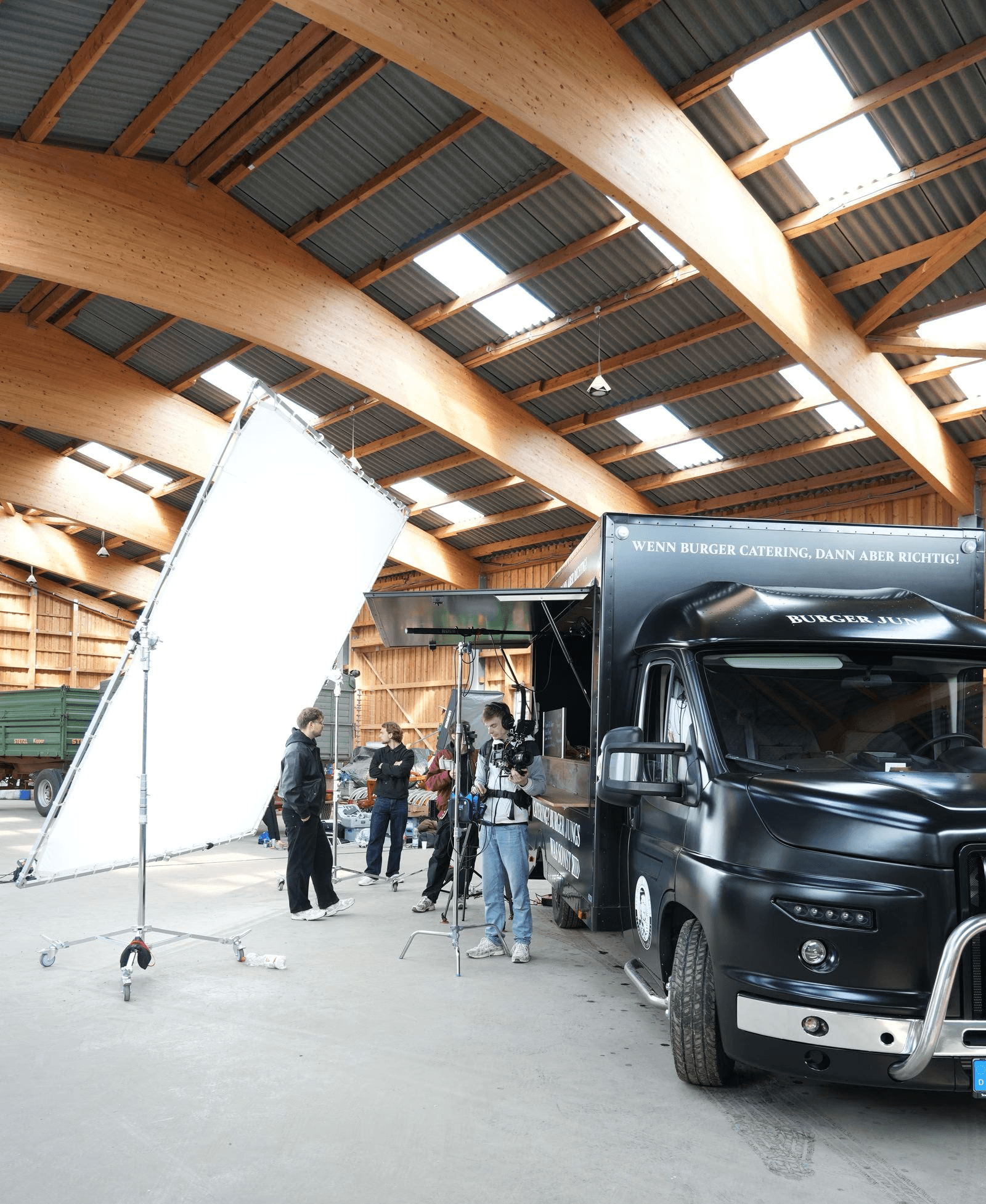 Videodreh von qrme an einem Foodtruck in einer Halle
