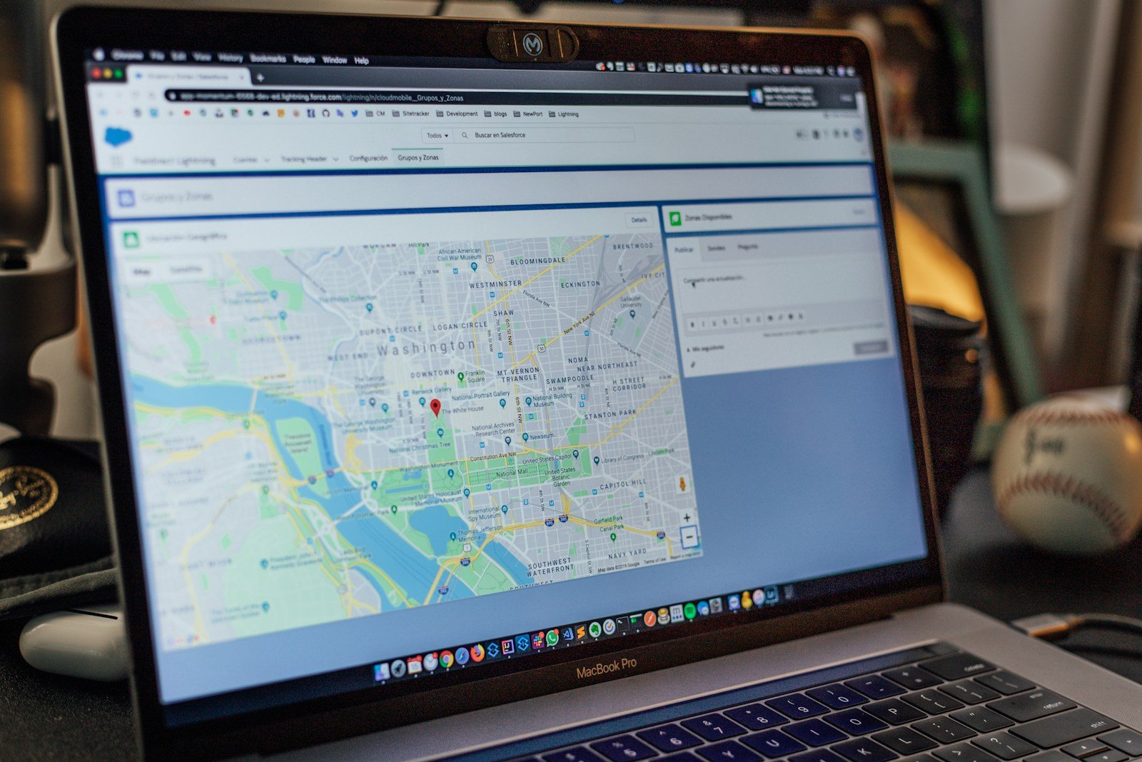 Laptop mit digitaler Stadtkarte auf dem Bildschirm