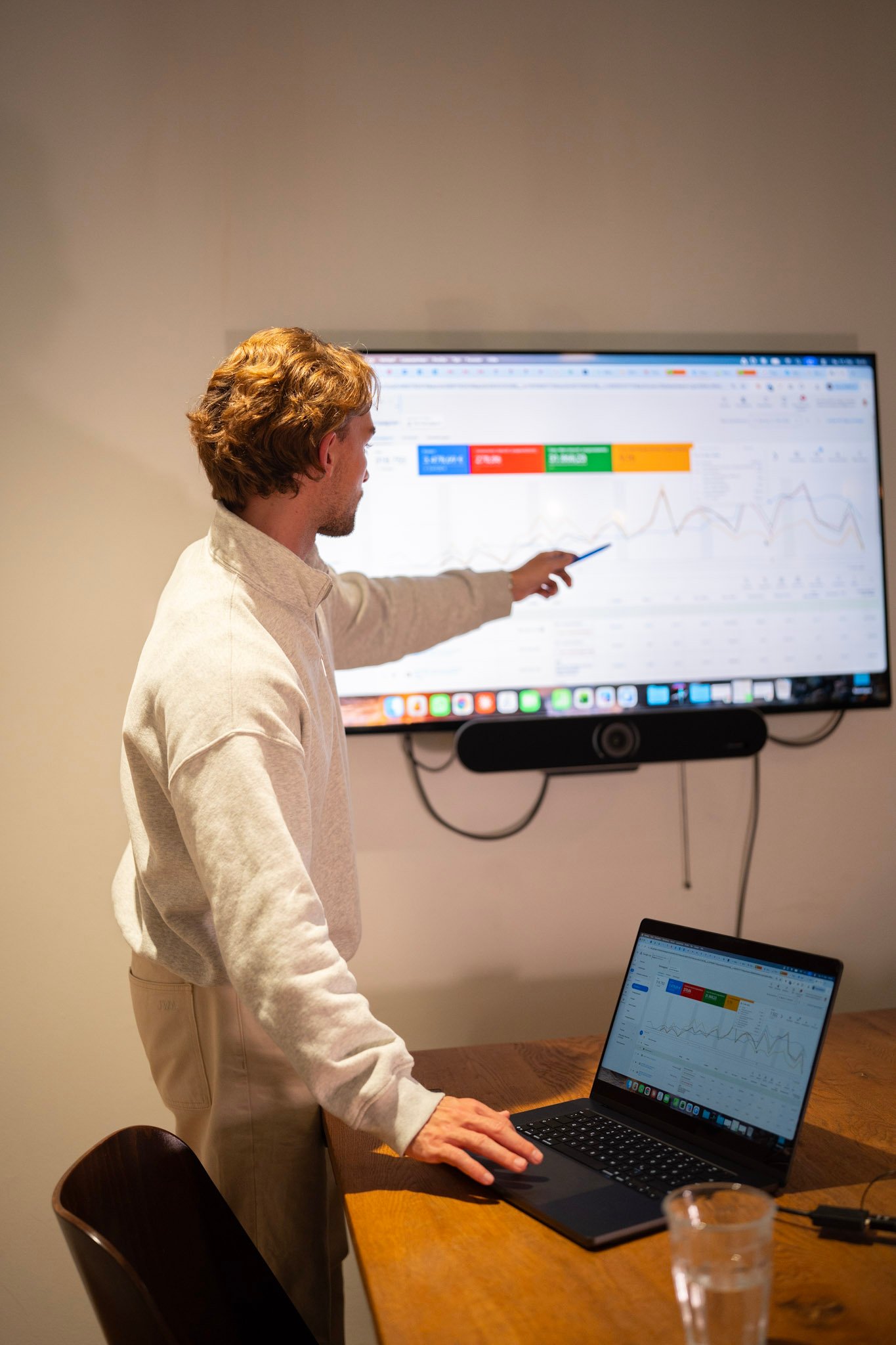 Google-Ads-Managerin von qrme wertet Kampagnen am Laptop aus