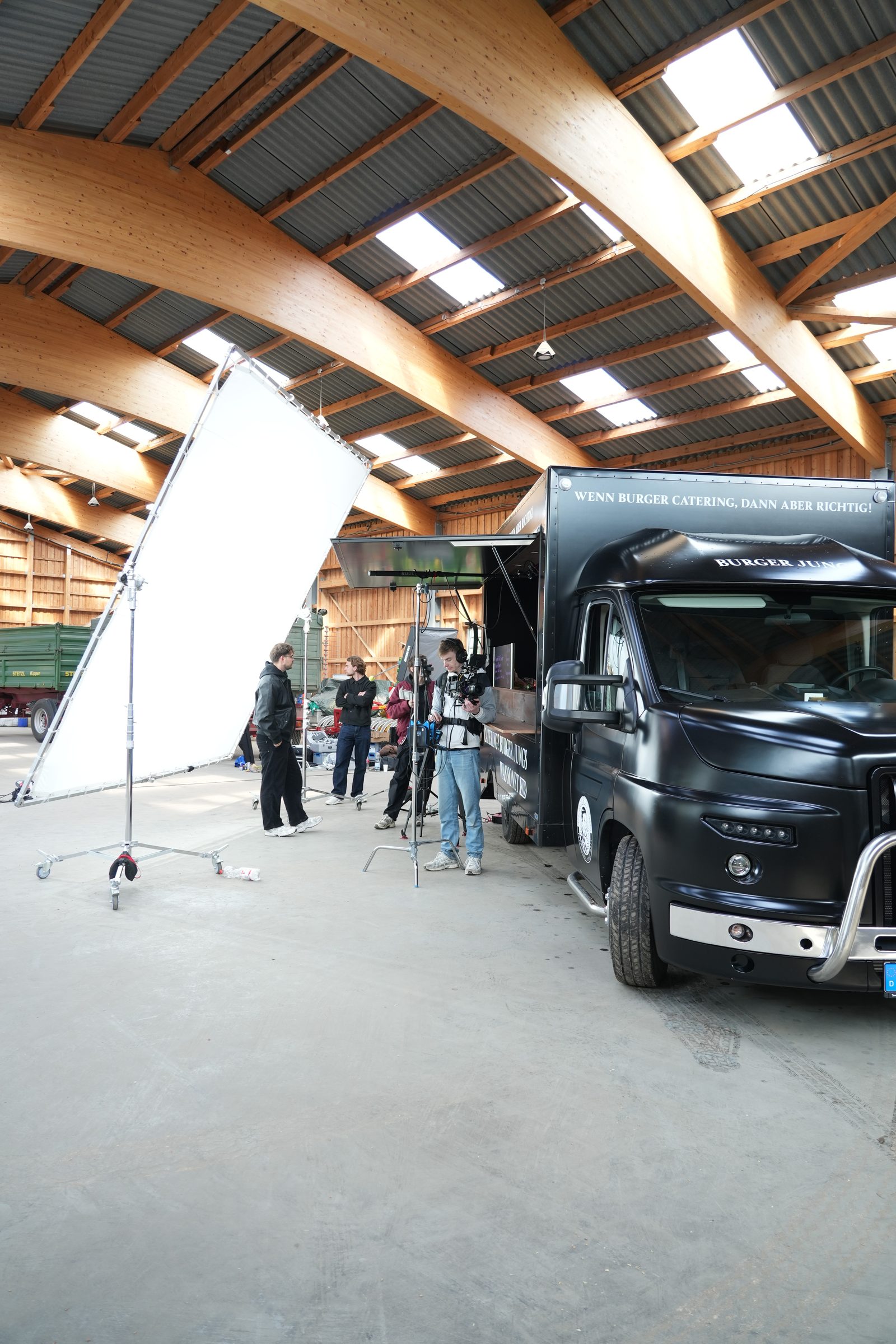 Videodreh von qrme an einem Foodtruck in einer Halle