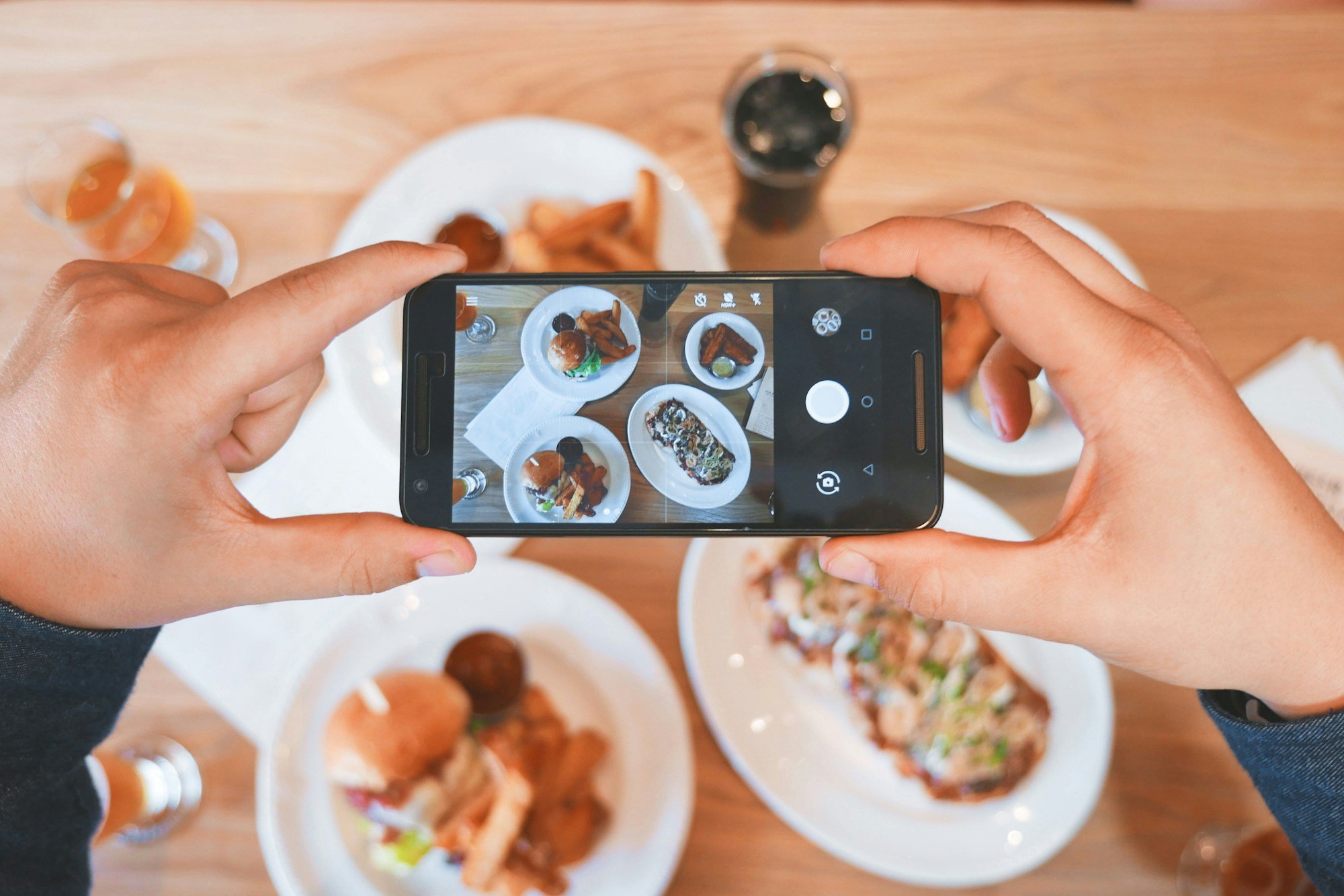 Essen wird mit dem Smartphone fotografiert
